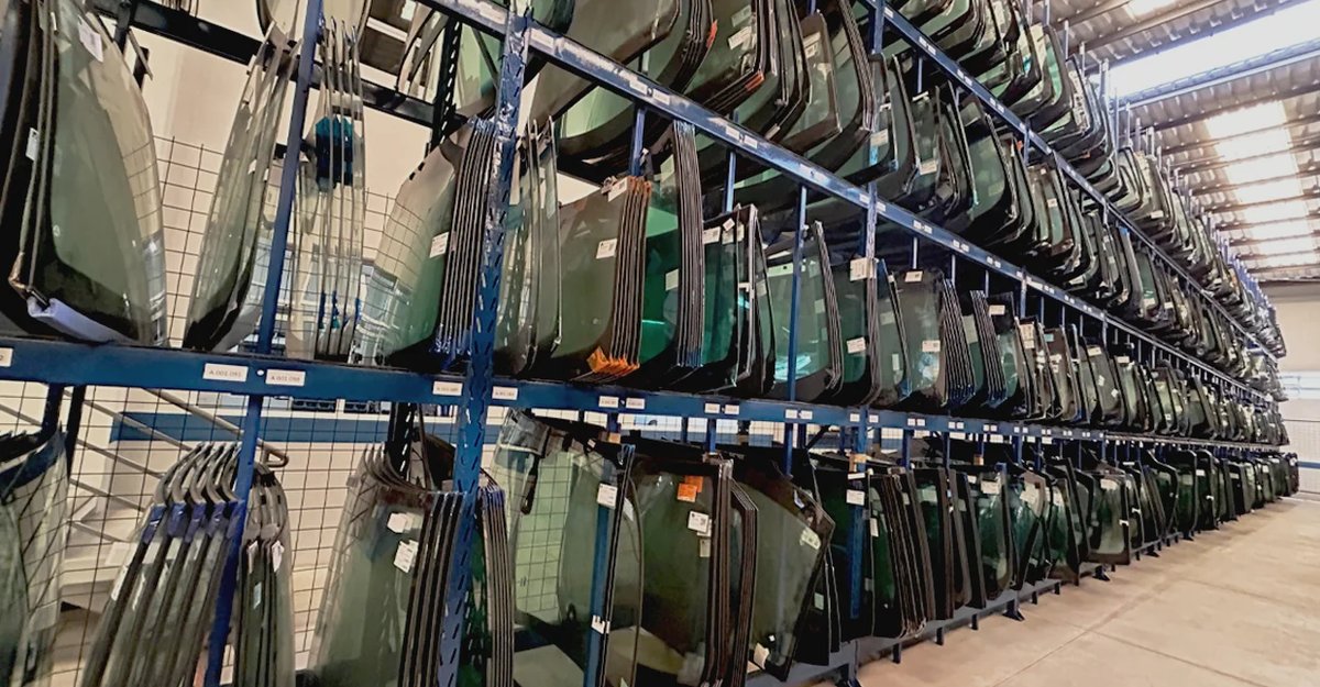 Para-brisas organizados em estruturas de armazenamento da Vidrama