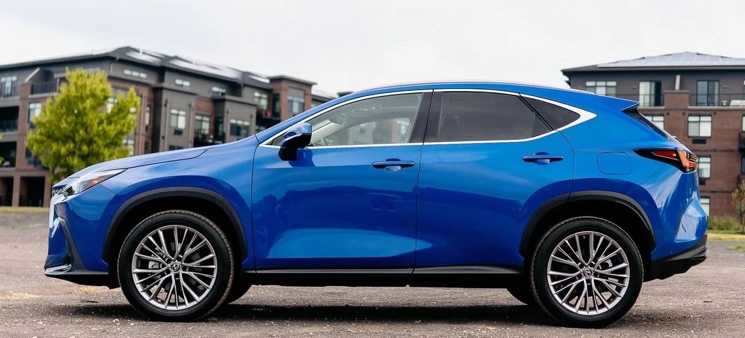 Vista lateral de um Lexus NX, com indicação do vidro da porta dianteira e da janela fixa traseira.